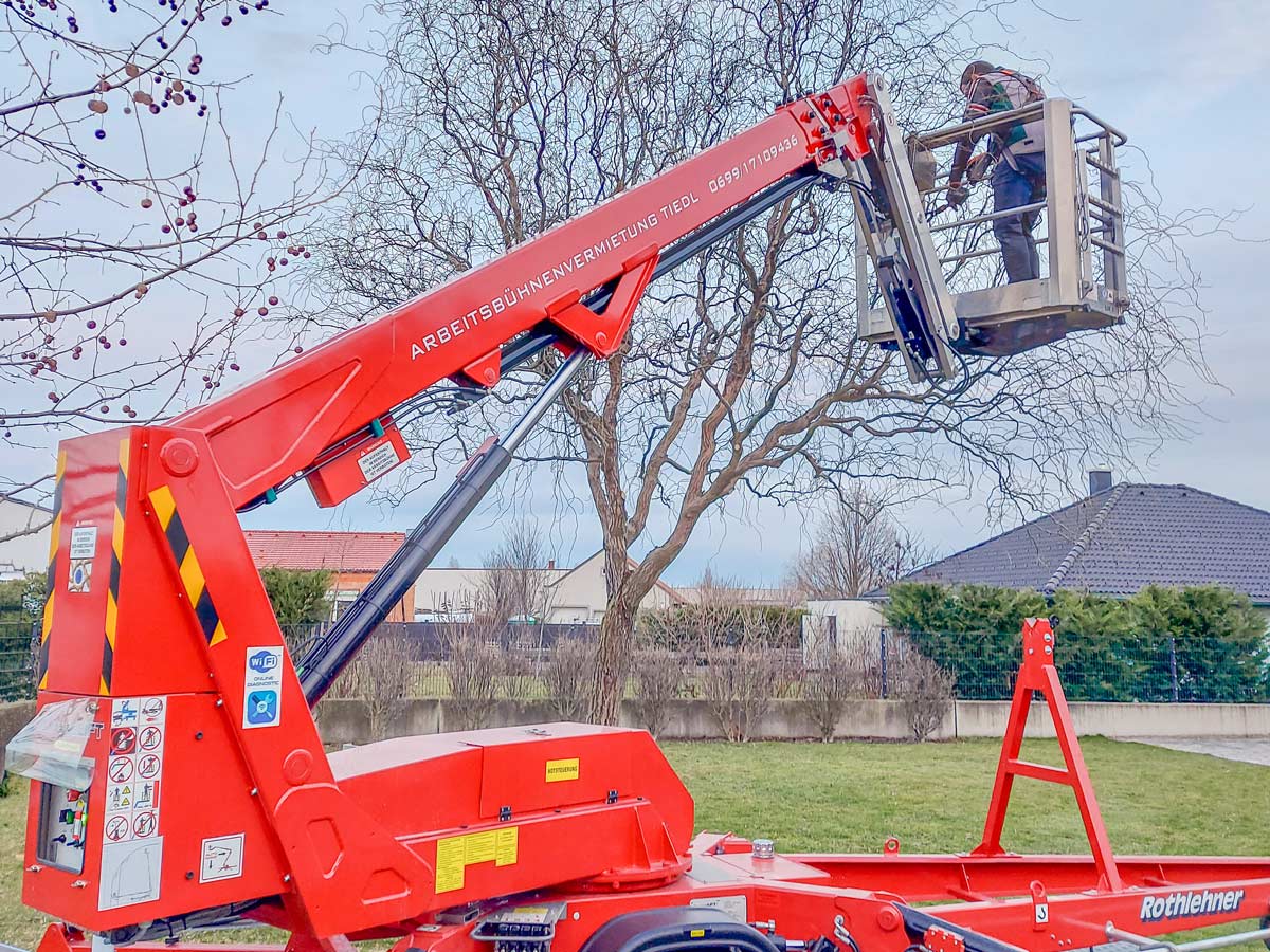 Arbeitsbühne mieten: Teleskop Anhänger-Arbeitsbühne Typ TM 15 TJi